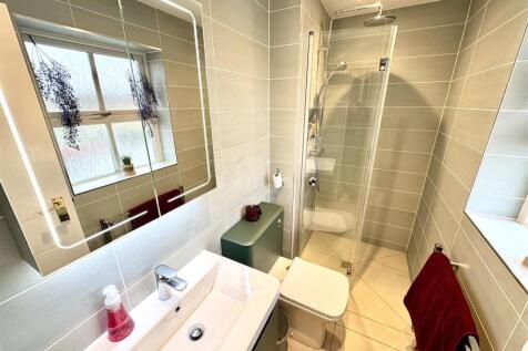 EN-SUITE SHOWER ROOM