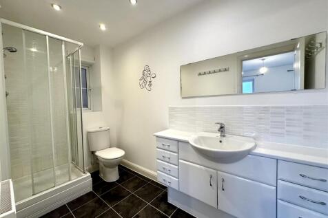 EN-SUITE SHOWER ROOM