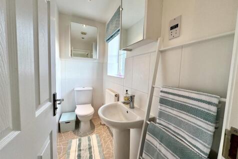 EN-SUITE SHOWER ROOM