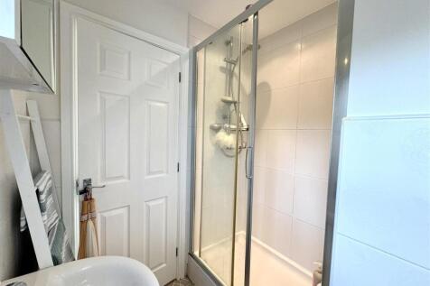 EN-SUITE SHOWER ROOM
