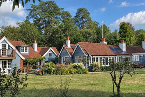 Wellesley Road, Rushmoor, Farnham, Surrey, GU10. 6 bedroom detached house for sale
