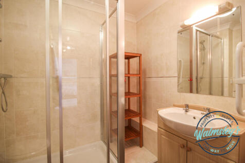 Attractive &amp; generous shower room