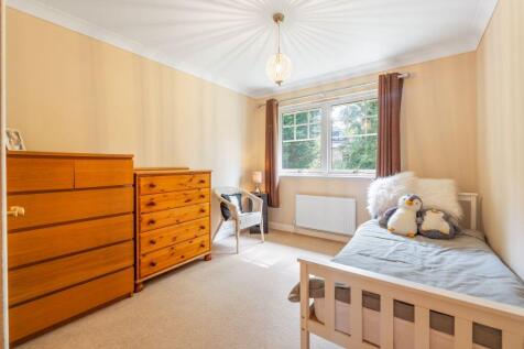 4 bed, 3 bath Detached in Leeds - Photo 15
