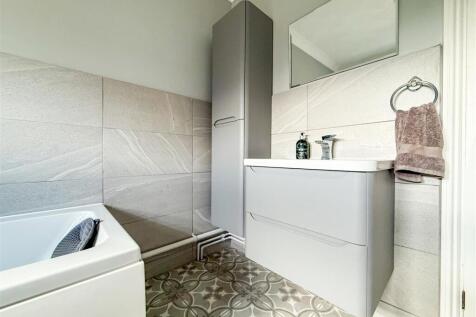 ALTERNATE VIEW OF BATHROOM