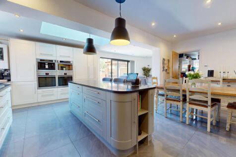 KITCHEN / DINING ROOM