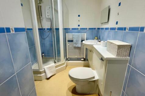 EN-SUITE TILED 3 PIECE SHOWER ROOM