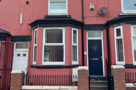 3-bed flat on Flat B, Cross Green Crescent, Leeds, LS9 0DD, £825/mo