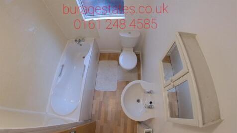 Bright, well-maintained bathroom with a full-si...