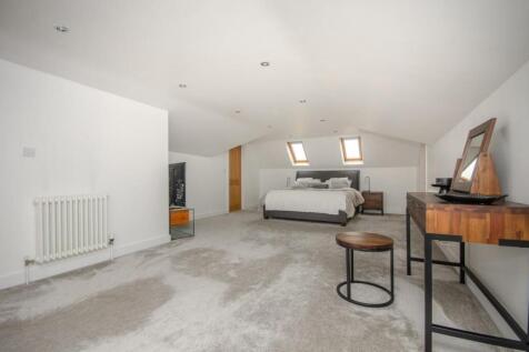 Master bedroom pic 2.jpg