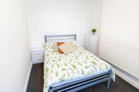 A bright and well-maintained double bedroom fea...