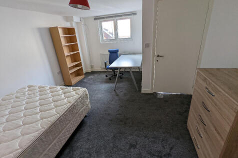 4-bed flat on Carnarvon Road, Reading, Berkshire, RG1, £2,300/mo