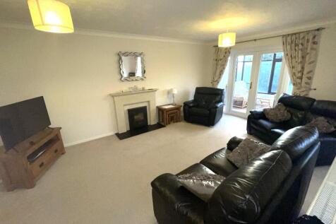 3 bed detached - Gabriel Close, Frome, Somerset, BA11 image 3