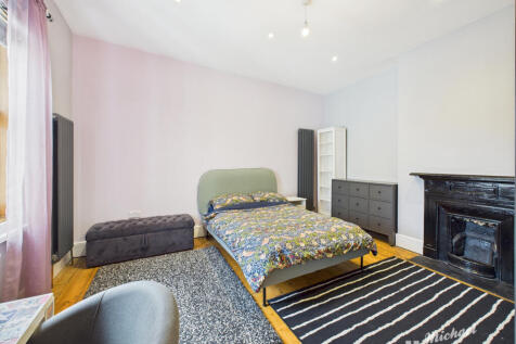 CAM03852G0-PR0425-STILL015