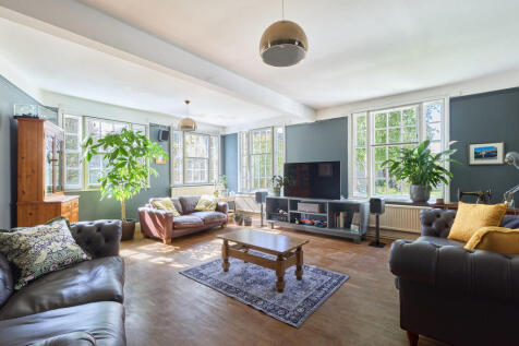 82 High Street, B...