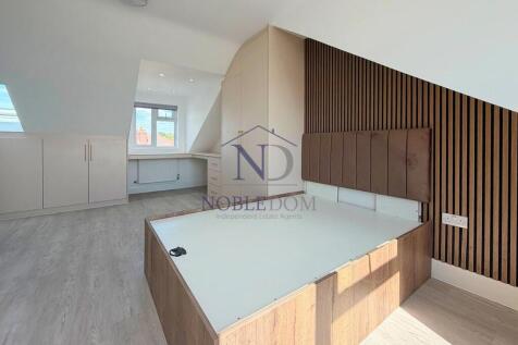 TWO BEDROOM SPLIT-LEVEL FLAT IN FELTHAM