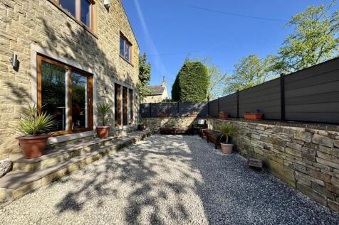 EXTERNAL FRONT GARAGE AND DRIVEWAY