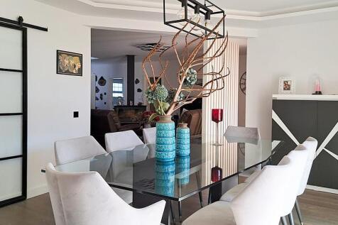 Sophisticated 4 bedroom villa for sale in Loule