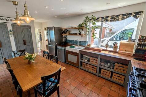 24 Church Rd kitchen 3.jpg