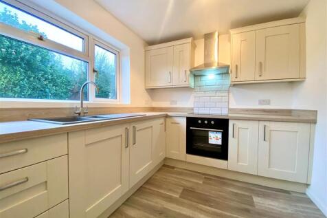 9 st james kitchen.jpg