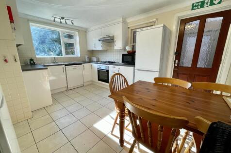**STUDENTS** Canford Road, Bournemouth, BH11 photo 4