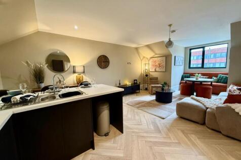 Luxury Three-Bedroom Fully Furnished Apartment wi