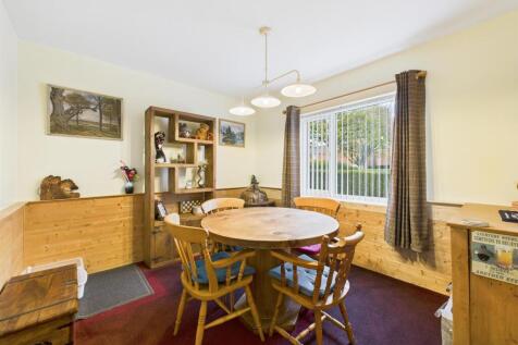 Dining room: