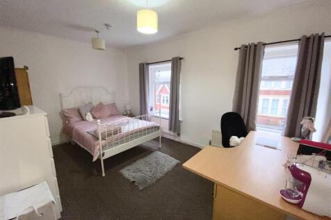 Bright, spacious bedroom with large study desk...