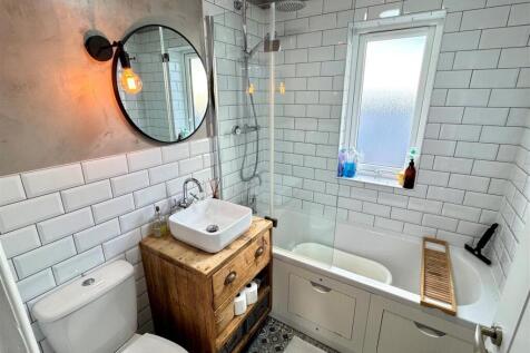 1 Penmerrin Court Bathroom