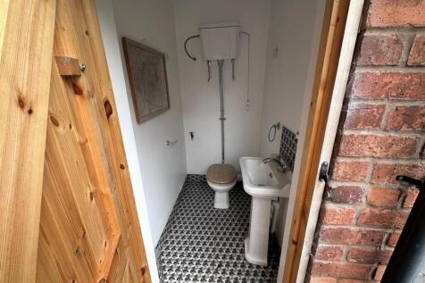 outside toilet .jpeg