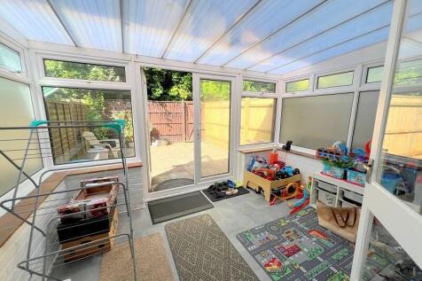 Ashlet Gardens, New Milton, Hampshire. BH25 5YD photo 4