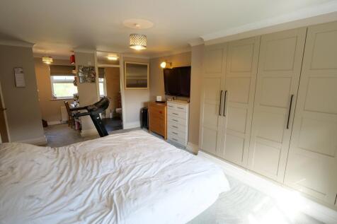 Master Bedroom Dual Aspect