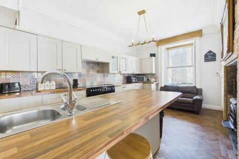 CAM04201G0-PR0061-STILL007