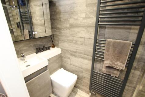 EN-SUITE SHOWER ROOM