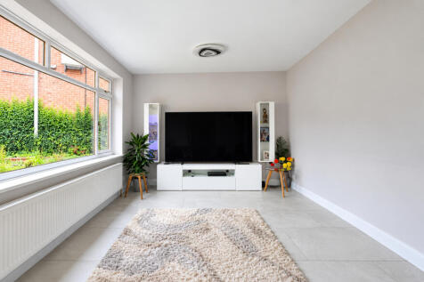 21 Stafford Crescent photo 3