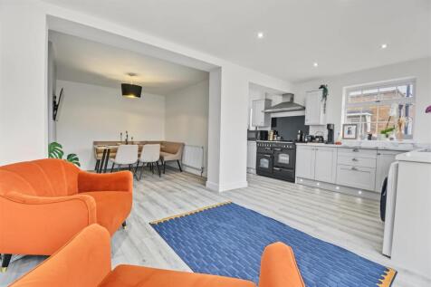 KITCHEN LOUNGE DINER