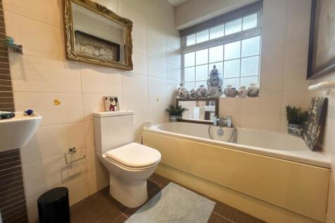 Bathroom Photo 2.jpg