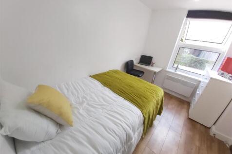 1-bed flat on Next to the University of Birmingham, £720/mo