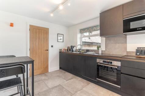 Flat 3 Kitchen - A.jpg