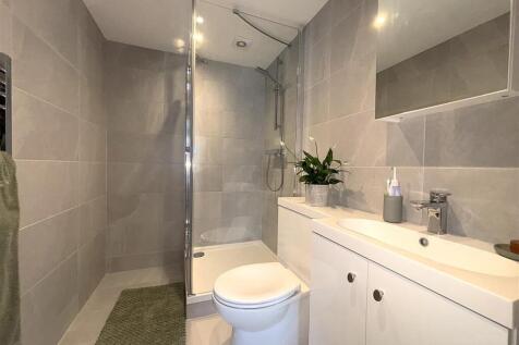 EN SUITE SHOWER ROOM