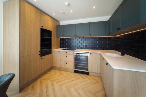 Bankside, Colliers Yard, M3 photo 4