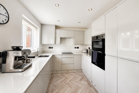 Meadow Way, Caerphilly photo 3