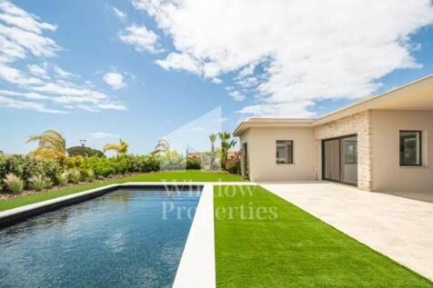 Luxurious 5 bedroom residence in Faro, in front of the Ria Formosa