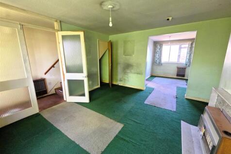 33 Maple Close - Lounge2.jpg