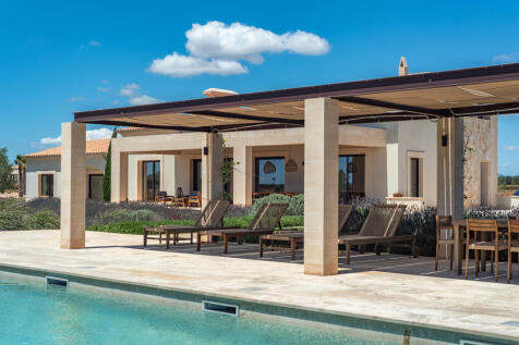 Exclusive saltwater pool in a refined setting