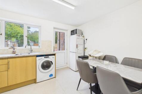 Aintree Drive, Downend photo 4
