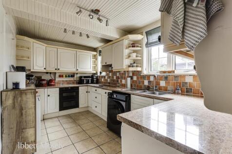 6 Kitchen.jpg