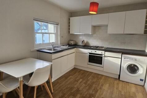 OPEN PLAN LOUNGE/KITCHEN