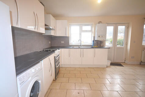 Three bedroom Mid Terraced House to rent