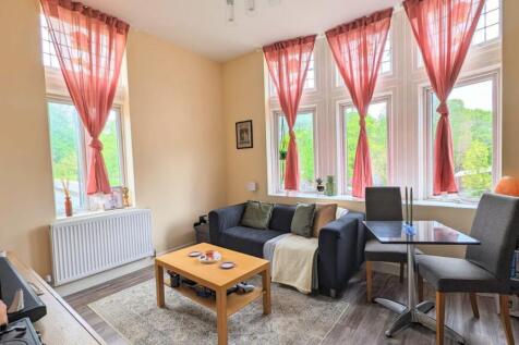 1A the Crescent- Living Room 2.jpg