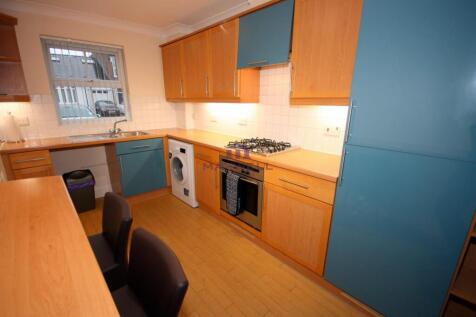 3 bed 2 bath house for rent in Forest Gate E7.